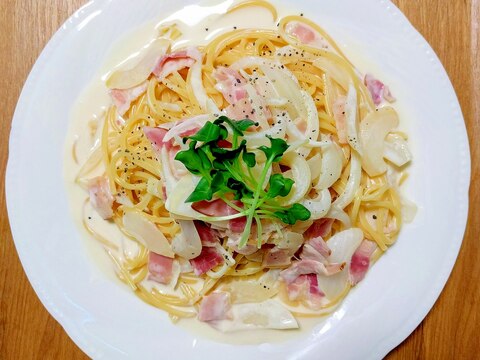 新玉ねぎとベーコンのクリームパスタ